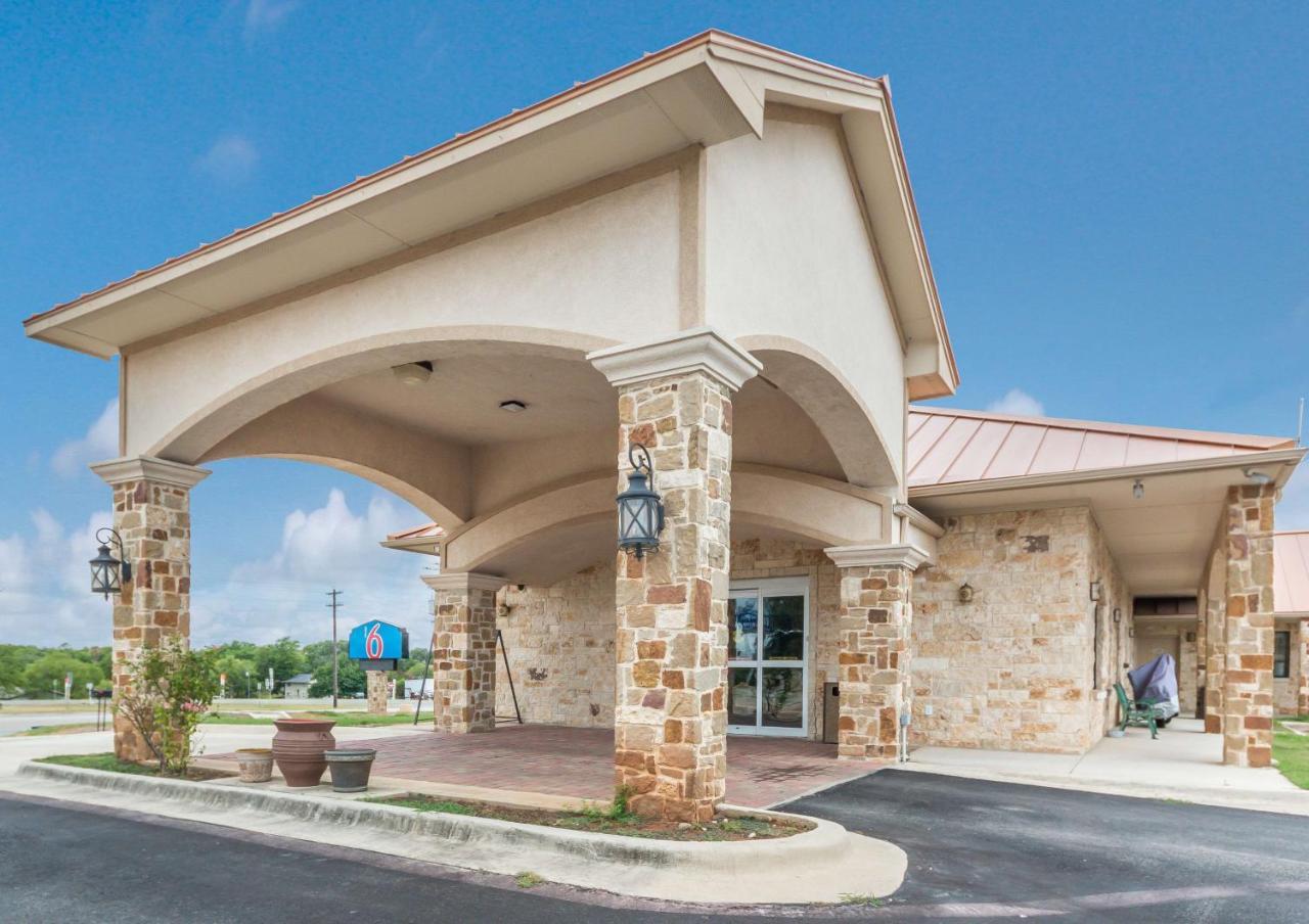 Motel 6 Floresville 외부 사진