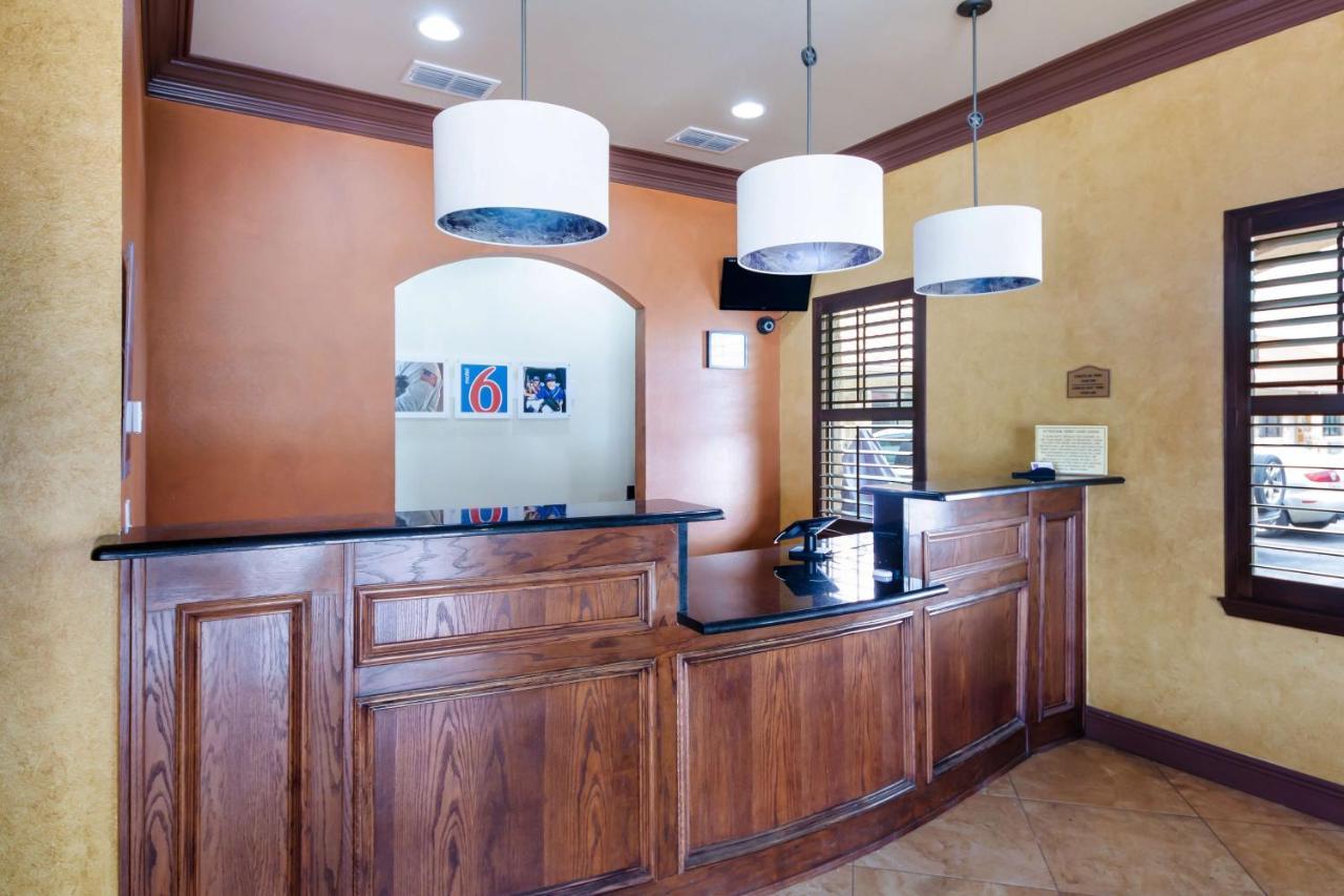 Motel 6 Floresville 외부 사진