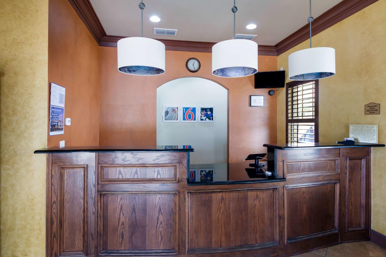 Motel 6 Floresville 외부 사진