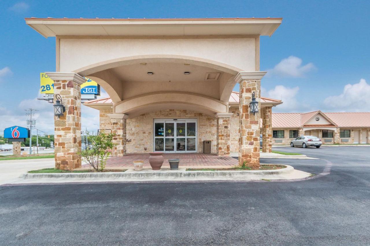 Motel 6 Floresville 외부 사진